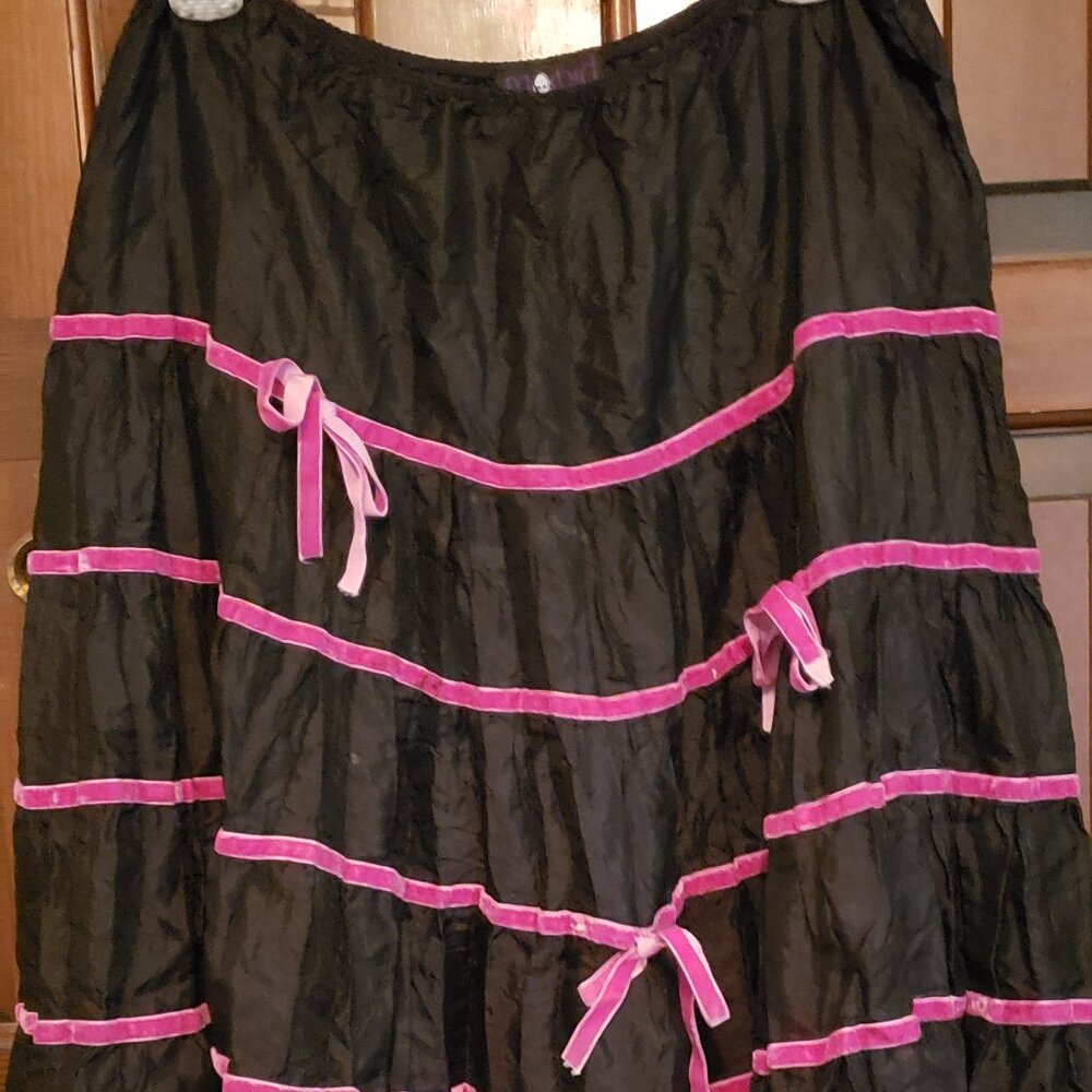 Ladies Morbid tiered skirt size M; black w/pink trim; gently pre-owned; handwash